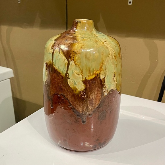 Beautiful Pottery Vase - Picture 1 of 7